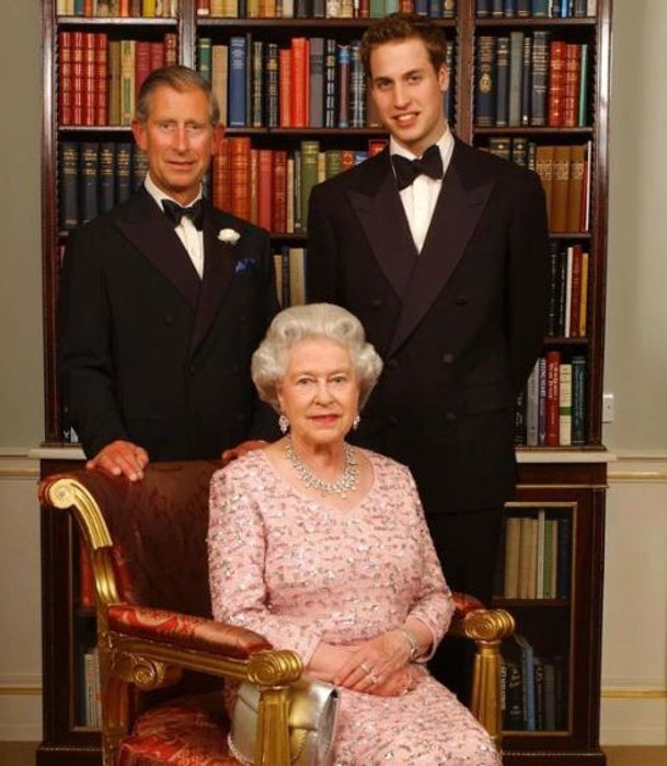 La Reina Isabel II junto a su hijo, actual Rey Carlos III, y su nieto, futuro rey y actual Príncipe Guillermo de Gales.