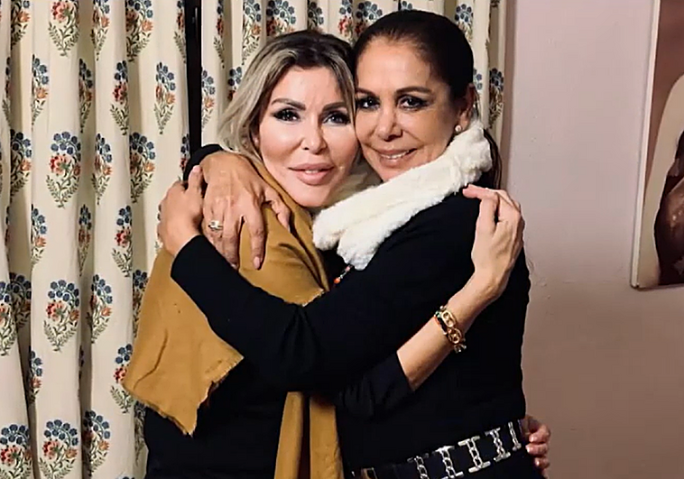 Isabel Pantoja y Begoña Gutiérrez se funden en un abrazo.
