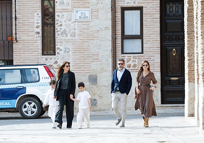 Sara Carbonero, acompañada de Jota Cabrera, Isabel Jiménez y sus hijos.