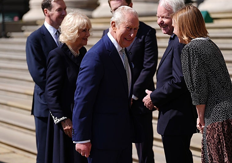 Pan de molde y pepino encurtido, el inesperado menú para recibir a Carlos III en Washington