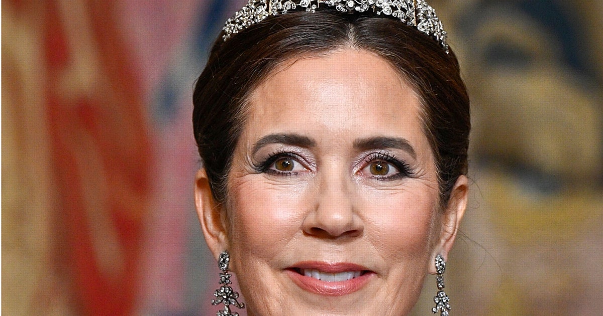 La increíble historia de la tiara de Mary de Dinamarca: cómo pasó de pulsera a tocado