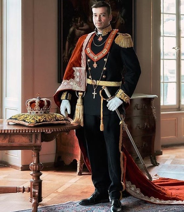Una de las imágenes oficiales de Jonas, vestido como un rey.