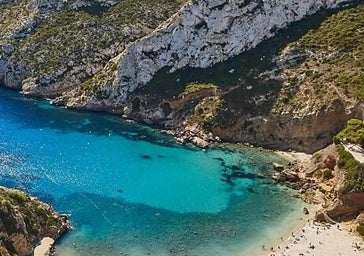 El refugio de Matías Prats en Alicante: un pueblo con playas de agua cristalina y paisajes de ensueño