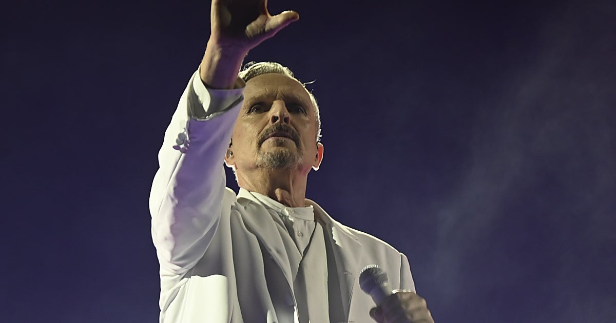 Miguel Bosé reaparece como «San Amante Bandido» y con un baile viral el pijama