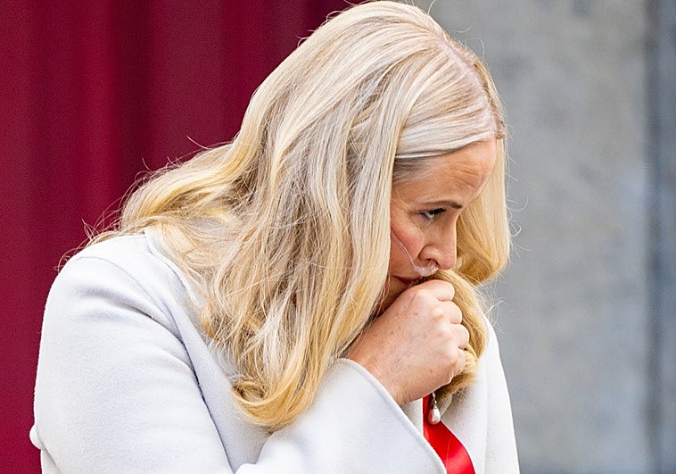 Mette-Marit aparece en la Fiesta Nacional noruega asistida con oxígeno y visiblemente debilitada