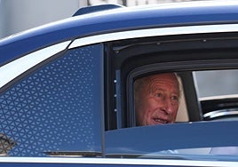 Carlos III sorprende por su reacción al recibir un 'regalito' de una gaviota: «Al menos no me cayó en la cabeza»