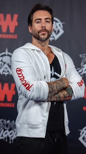 Imagen secundaria 2 - Jordi Wild estará acompañado en el Dogfight por el Xokas, streamer y buen amigo, además de periodistas referentes como Gonzalo Campos, comentarista de UFC en Eurosport