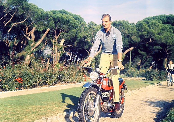 El Rey Juan Carlos I, en los jardines de Zarzuela en 1972.