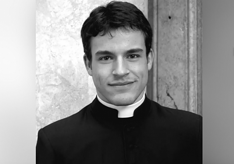 Resuelto el misterio de ‘cura guapo’ del calendario más famoso de Roma: «Nunca he sido ni sacerdote ni modelo»