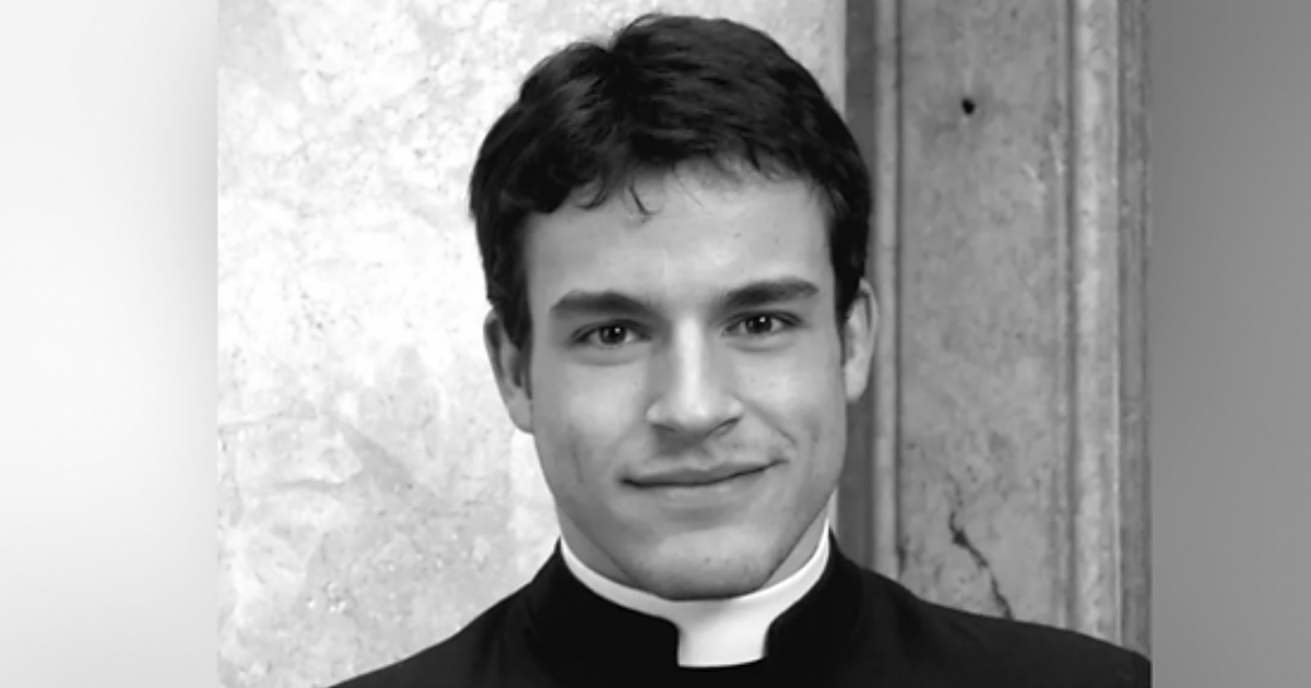 Resuelto el misterio de 'cura guapo' del calendario más famoso de Roma: «Nunca he sido ni sacerdote ni modelo»