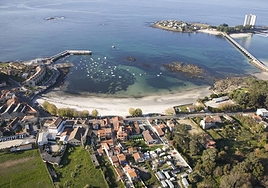 El refugio de Javier Ambrossi y Macarena García en Galicia: un precioso pueblo con vistas a las Islas Cíes y playas de arena blanca