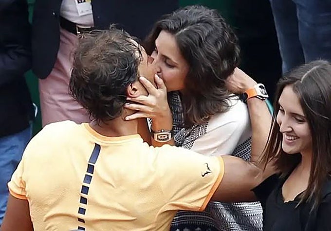 El apasionado beso de Rafa Nadal y Mery Perelló.