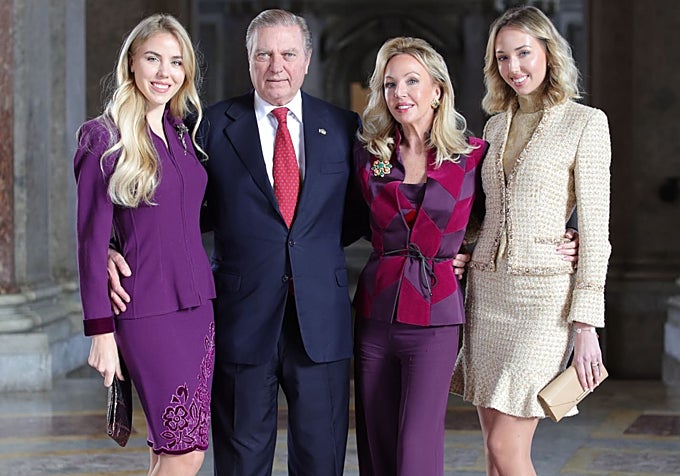 El Príncipe Carlos de Borbón-Dos Sicilias, duque de Castro, su esposa Camila, y sus hijas, María Carolina y María Chiara.