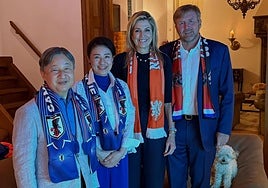 La inusual imagen de los Reyes de los Países Bajos: quedan con los emperadores de Japón a ver el partido