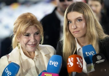 Tita Cervera junto a su hija Maria del Carmen