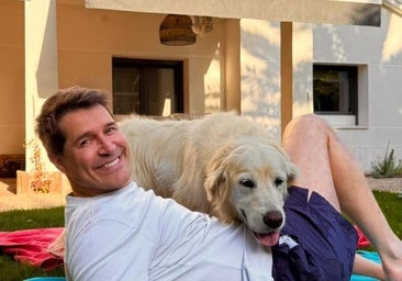 La casa de Jaime Cantizano a las afueras de Madrid: un chalet decorado con los cuadros de su pareja y rodeado de un gran jardín