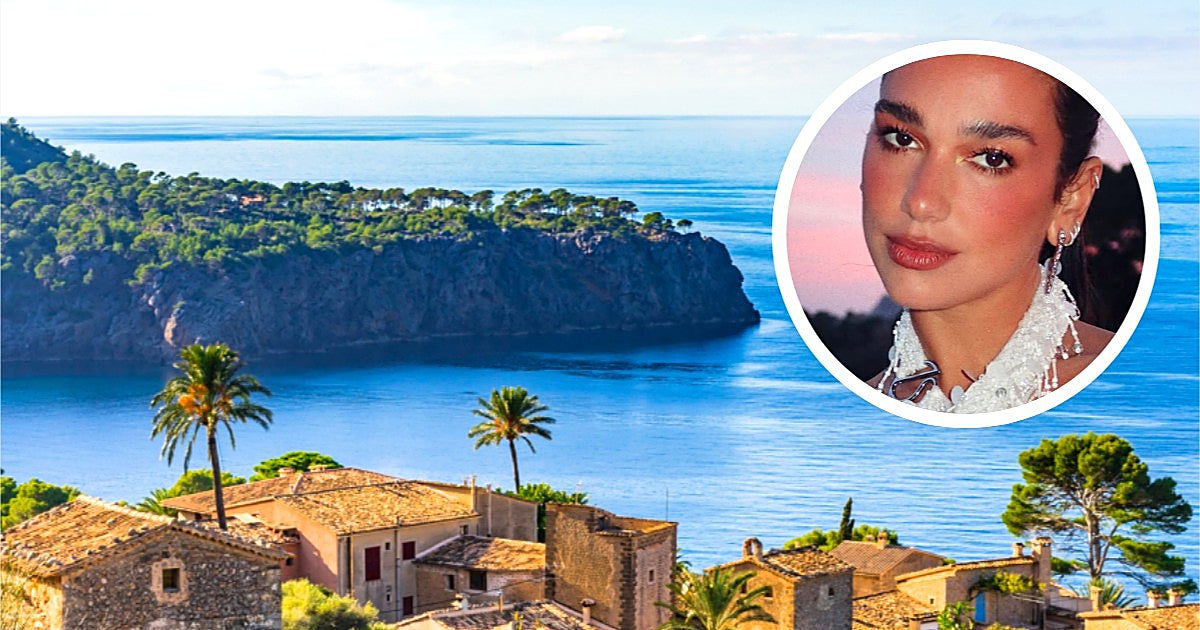 El refugio de Dua Lipa en España: un pueblo clavado en una roca de solo 700 habitantes entre calas y aguas turquesas