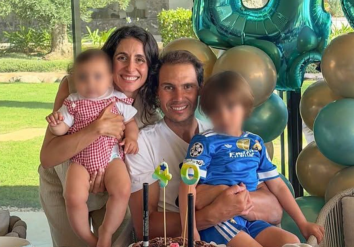 Rafa Nadal y su mujer junto a sus dos hijos.