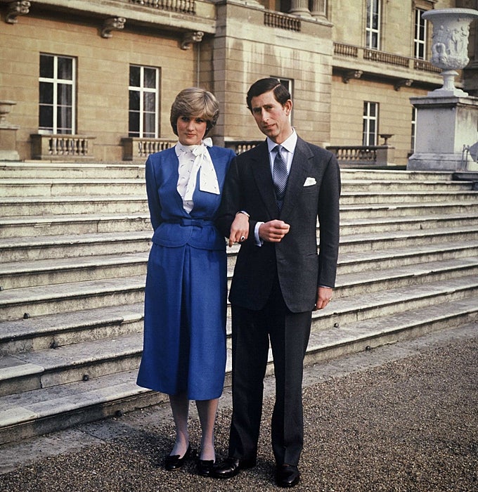 Ladi Di y Carlos de Inglaterra, en la entrada de Buckingham Palace en 1981.