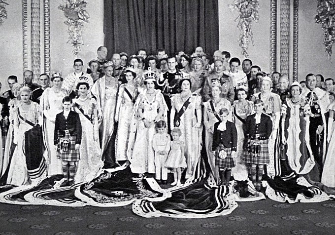 La Reina Isabel II, en su coronación en Buckingham Palace en 1953.