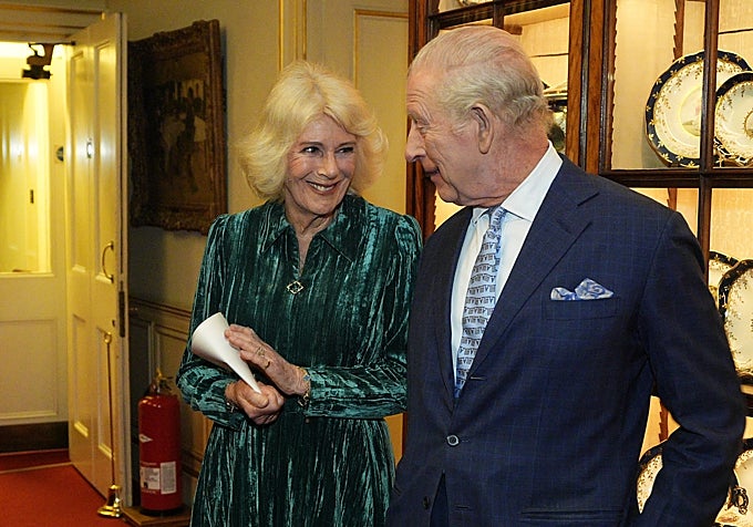 Carlos de Inglaterra y la Reina Camila, en una de las estancias de Clarence House.