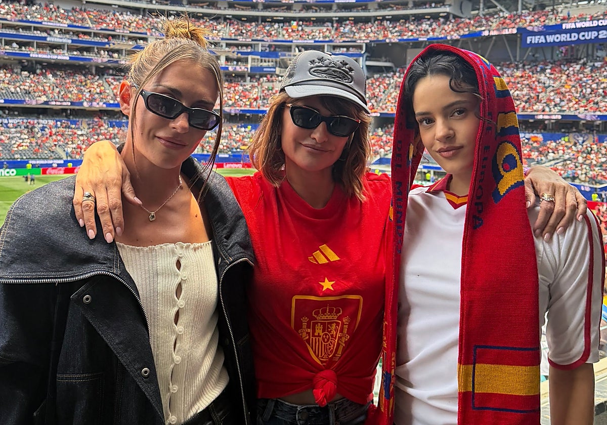 Penélope Cruz, Alexia Putellas y Rosalía, juntas: la imagen que ha dado la vuelta al Mundial