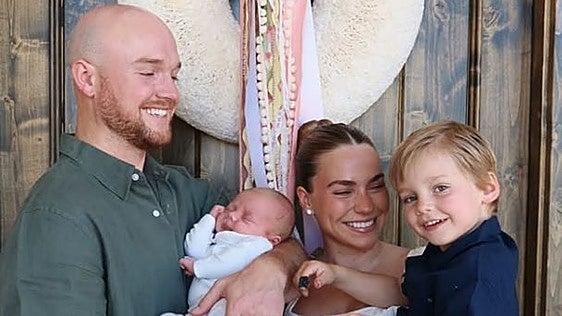 Emilie Kiser junto a su marido y sus dos hijos, el mayor de ellos falleció el año pasado.