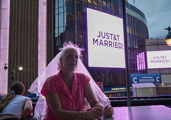 Una fan enfrente del Madison Square Garden durante la ceremonia de Swift y Kelce.
