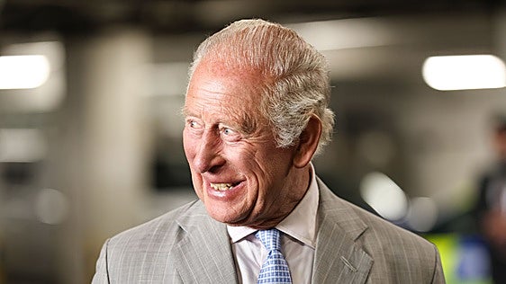 Carlos III busca un encuentro familiar mientras el príncipe Harry continúa su visita sin Meghan Markle y sin sus hijos
