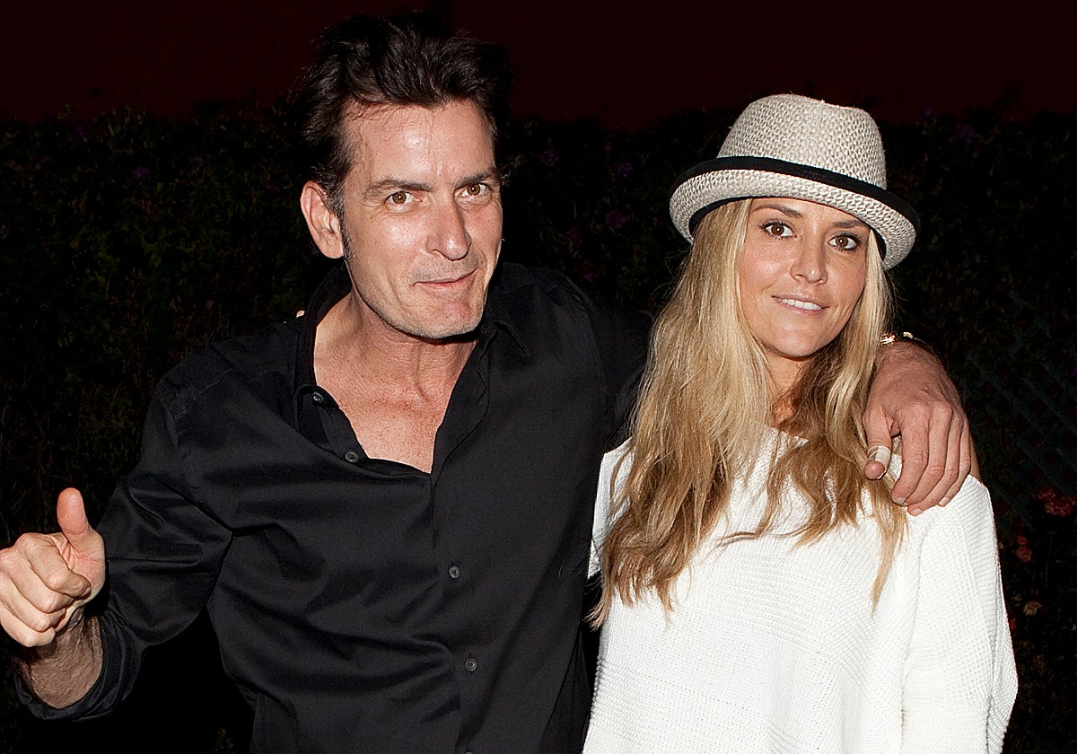 Charlie Sheen logra un acuerdo con Brooke Mueller tras la demanda que reclamaba más de 15 millones de dólares