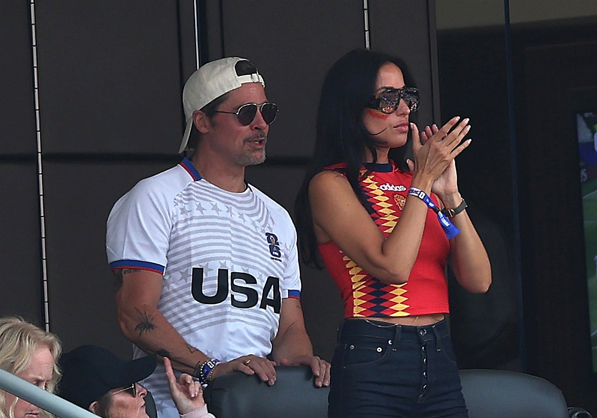 Brad Pitt y su pareja Inés de Ramón, entre besos y abrazos mientras animan a España en su partido contra Bélgica