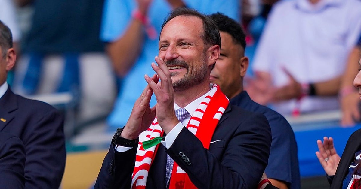 El príncipe Haakon de Noruega aparece en Miami y comunica la salud de Mette-Marit