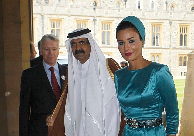 Hamad bin Khalifa Al Thani y su esposa Moza bint Nasser.