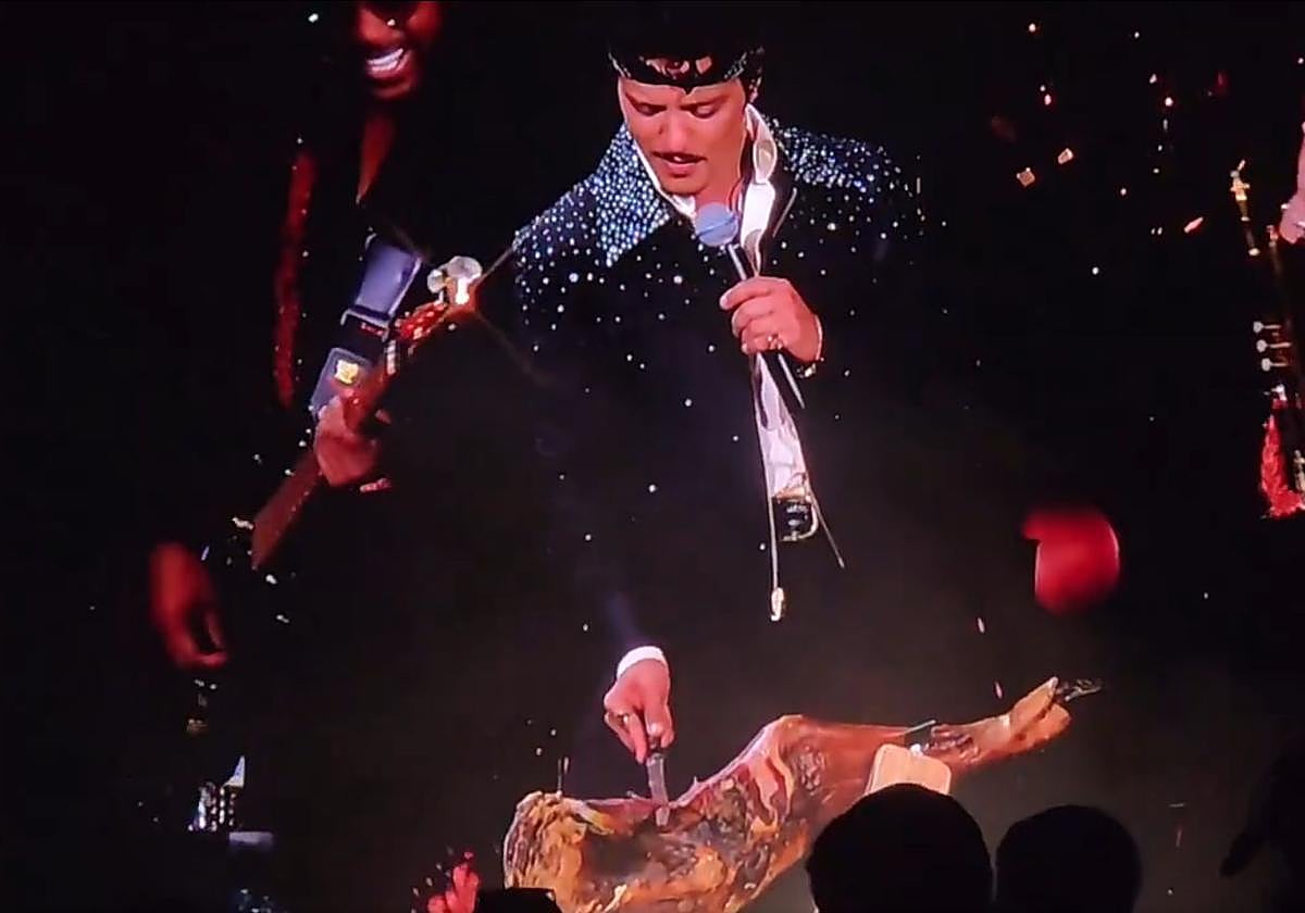 Bruno Mars corta un jamón extremeño en pleno concierto en el Metropolitano