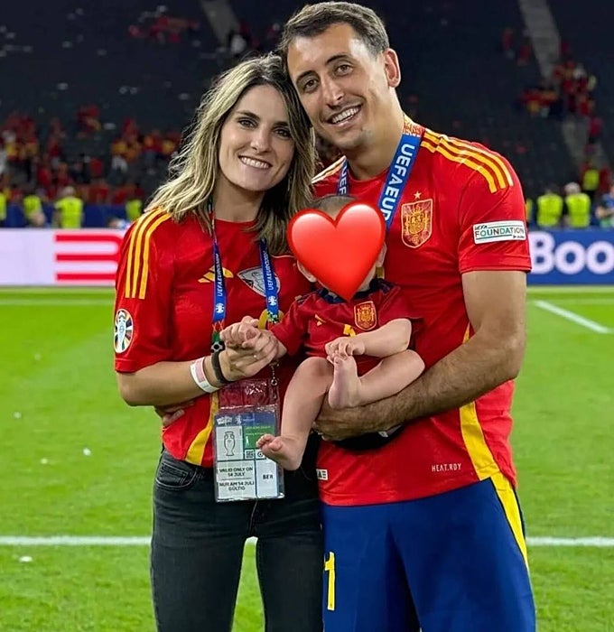 Mikel Oyarzabal junto a su familia.