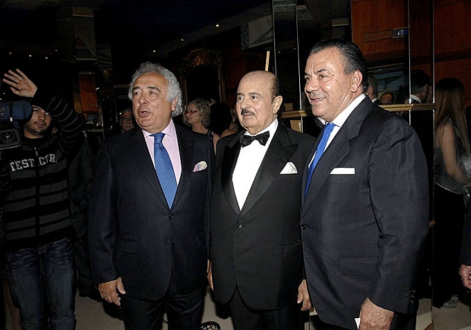Adnan Khashoggi y el grupo Los del Rio en Marbella, en 2010.