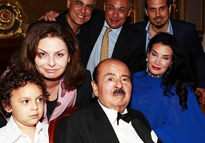 Adnan Khashoggi y su familia en Monaco en 2016.