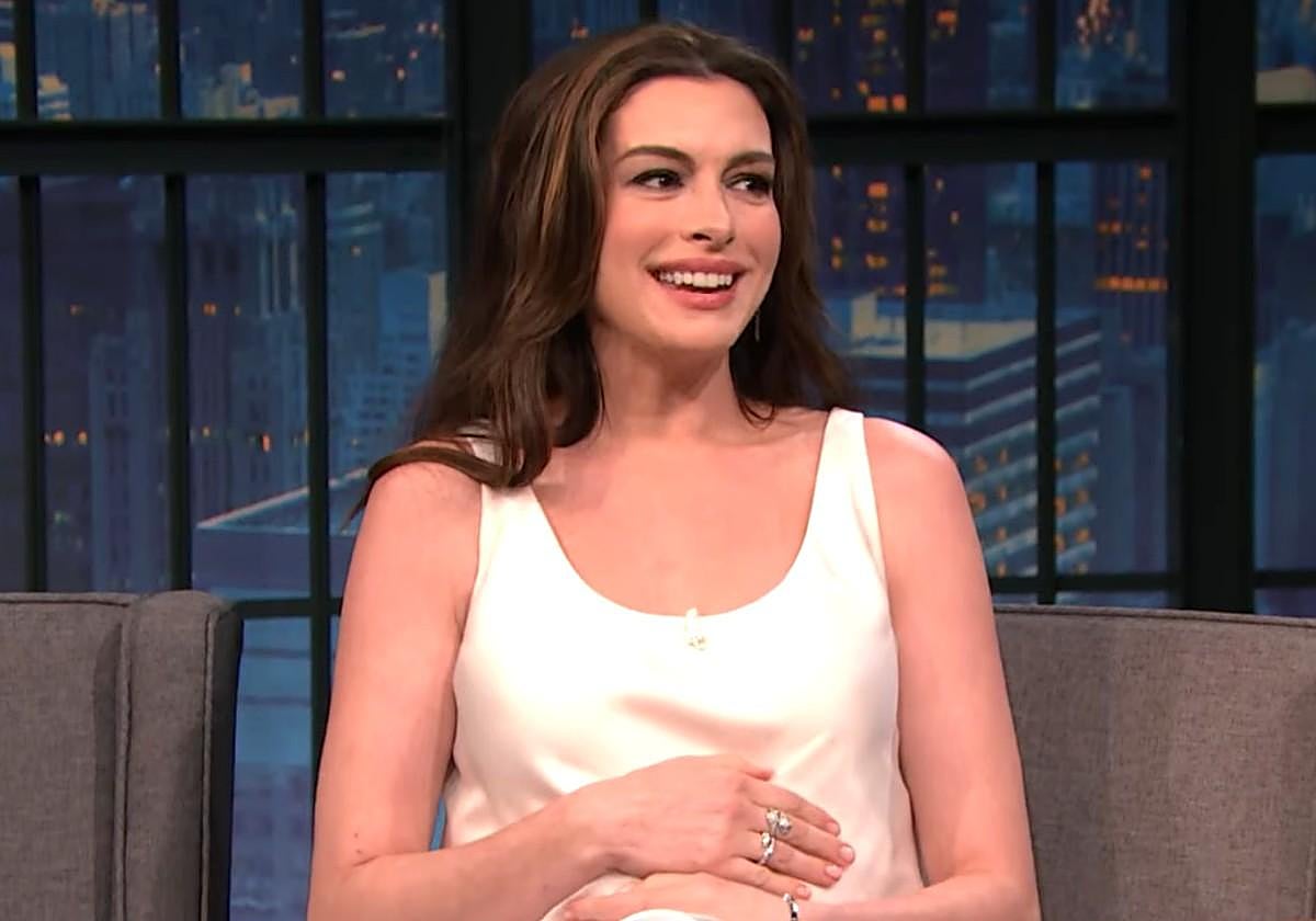 Anne Hathaway se sincera sobre su maternidad a los 43 años: «Nos sorprendió mucho que saliera así»