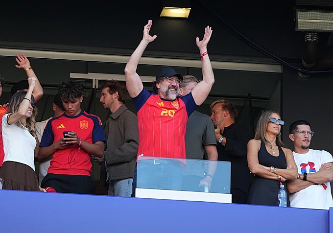 Javier Bardem celebra la victoria de España desde el palco.