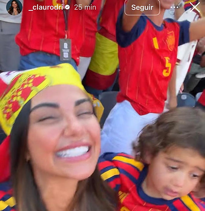 Claudia Rodíguez celebrando la victoria con su hijo.