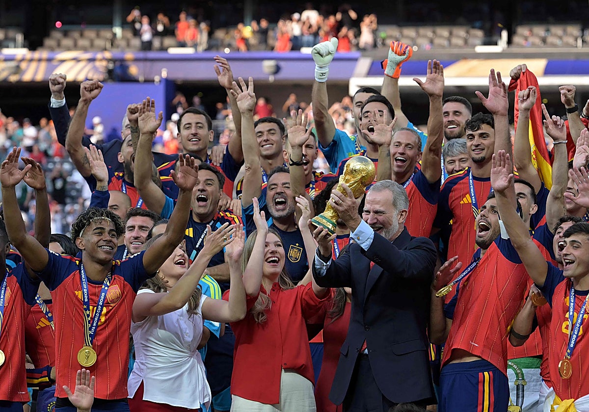 Los Reyes y sus hijas levantan la Copa entre los vítores de los jugadores