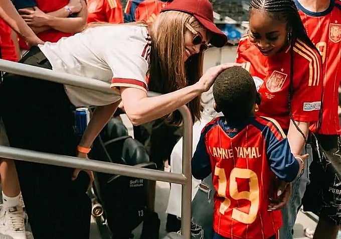 Penélope Cruz junto a Keyne, hermano de Lamine Yamal.