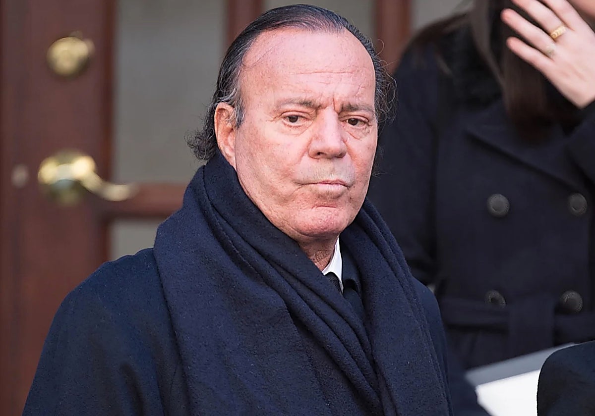 Julio Iglesias demanda a Yolanda Díaz y le reclama 50.000 euros por vulnerar su honor