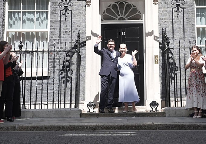 Marie-France Van Heel y el primer ministro Andy Burnham en Downing Street.