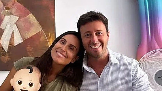 Matías Prats Jr. y Claudia Collado emulan en directo el beso mundial de Iker Casillas y Sara Carbonero