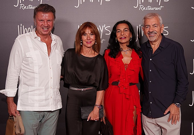 Carlos y Patricia con Jesús Gil y su esposa.