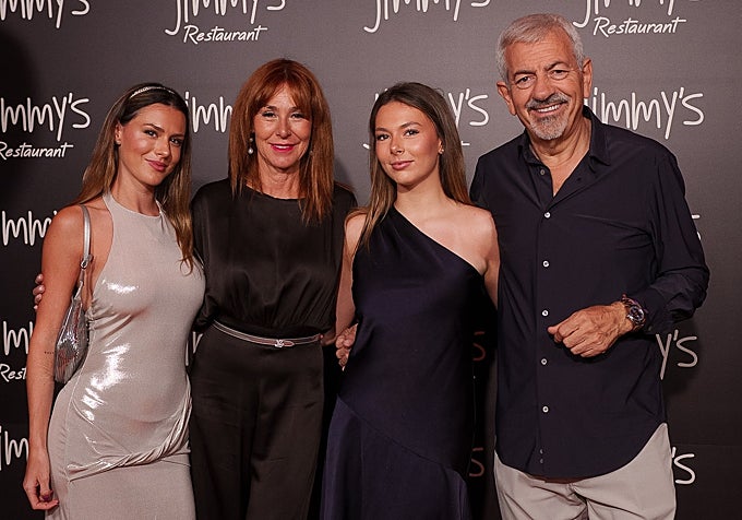 Carlos y Patricia con sus hijas Arianna Aragón y Natalia Sobera.