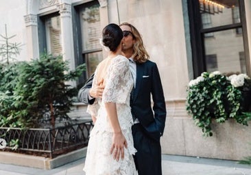 Todo sobre la 'reboda' de Rocío Crusset y Charlie Schein: el vestido de la modelo, el elegante cóctel y mucho Ibiza