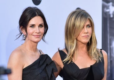 El lujoso yate en Mallorca que une a las estrellas de 'Friends', Jennifer Aniston y Courteney Cox con el actor Pedro Pascal