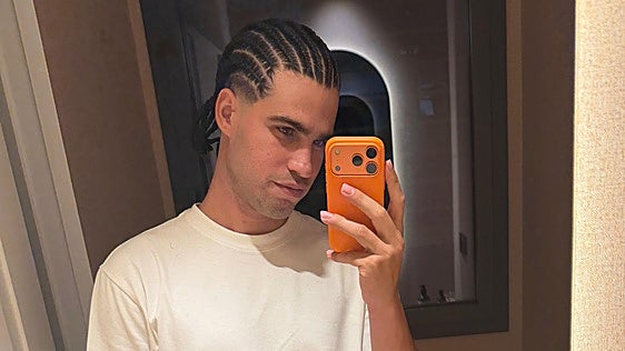 Carlos Alcaraz se suma al look de Cucurella y sorprende con un cambio de imagen radical